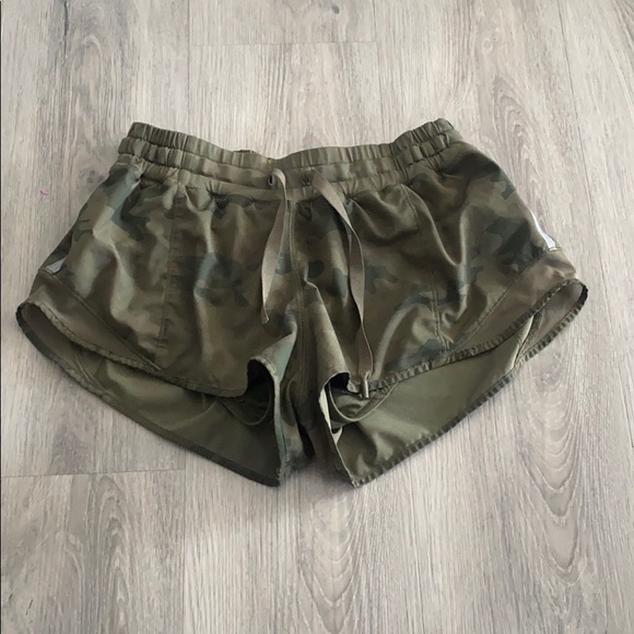 lululemon athletica Pants - Lululemon Camo Tracker shorts size 6 RARE